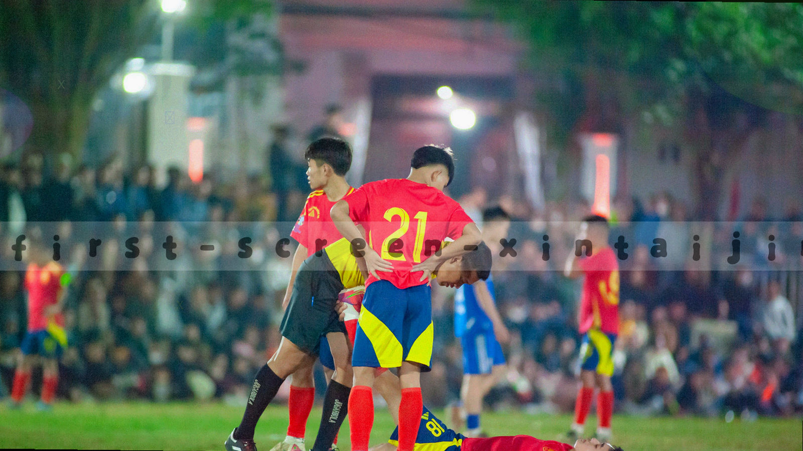 夜间走廊尽头的局部照明与深色墙面，低角度构图，画面中没有人物